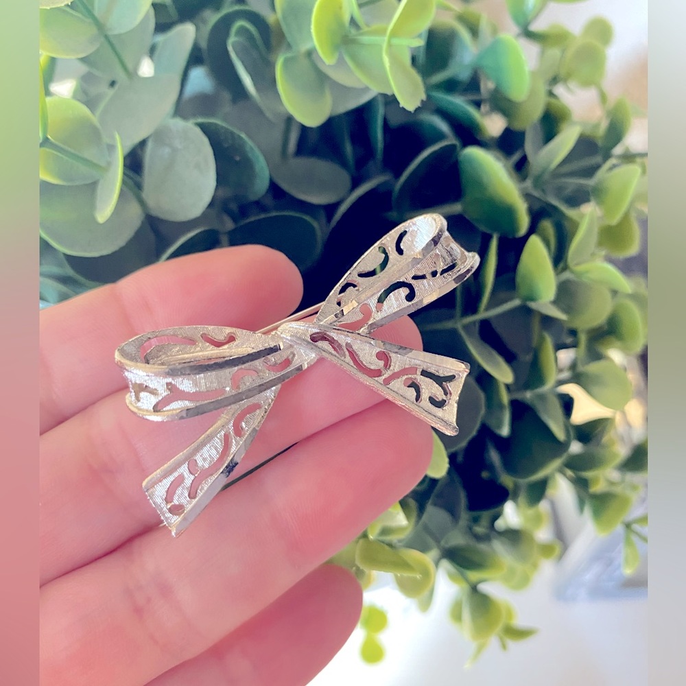 Vintage signed BSK silver tone texurized ribbon brooch pin